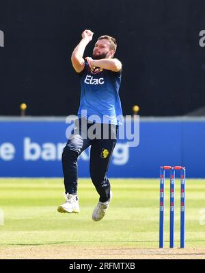 Hove UK 4 agosto 2023 - Jonny Bushnell bowling per Durham contro i Sussex Sharks durante la partita di cricket Metro Bank One Day Cup al 1st Central County Ground di Hove : Credit Simon Dack /TPI/ Alamy Live News Foto Stock