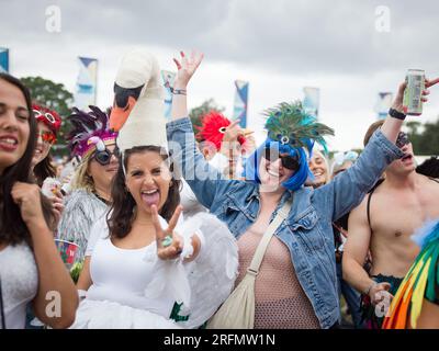 Wilderness Festival, Charlbury, Regno Unito. 4 agosto 2023. Rivelatori vestiti per il festival di quattro giorni che celebra l'arte, la cultura e la musica. Crediti: Andrew Walmsley/Alamy Live News Foto Stock