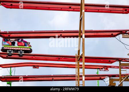 Herne, Germania. 4 agosto 2023. Il giro "Wild mouse" al Cranger Kirmes. L'evento, che si svolge fino al 13 agosto, è considerato uno dei più grandi festival pubblici in Germania. Circa 500 showmen e diversi milioni di visitatori sono attesi di nuovo. Credito: Christoph Reichwein/dpa/Alamy Live News Foto Stock