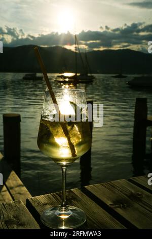 hugo, tegernsee, baviera, germania, turismo, sundown, bicchiere, cocktail, drink, aperol, festa, spritz, arancia, alcol, bevanda, bar, aperitivo estivo Foto Stock