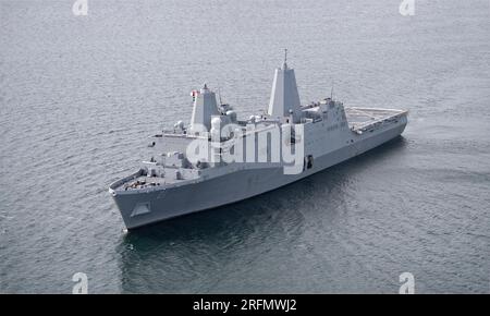 Covenas, Colombia. 8 luglio 2023. Negli Stati Uniti Nave da trasporto anfibio della marina classe San Antonio USS New York, durante l'esercitazione UNITAS 2023 sull'Oceano Atlantico, 8 luglio 2023 al largo della costa di Covenas, Colombia. Crediti: MCS William Bennett IV/US Navy Photo/Alamy Live News Foto Stock