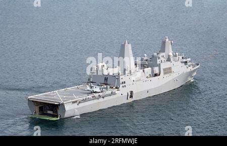 Covenas, Colombia. 8 luglio 2023. Negli Stati Uniti Nave da trasporto anfibio della marina classe San Antonio USS New York, durante l'esercitazione UNITAS 2023 sull'Oceano Atlantico, 8 luglio 2023 al largo della costa di Covenas, Colombia. Crediti: MCS William Bennett IV/US Navy Photo/Alamy Live News Foto Stock