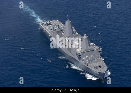 Jacksonville, Stati Uniti. 29 giugno 2023. UN U.S. Marine Corps V-22 Osprey Aircraft atterra sul ponte di volo della nave da trasporto anfibio classe San Antonio USS New York, durante le esercitazioni nell'Oceano Atlantico, il 29 giugno 2023 vicino a Jacksonville, North Carolina. Credito: Lcpl. Jessica Mazzamuto/US Marine Corps/Alamy Live News Foto Stock