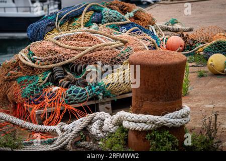 Reti da pesca e rifiuti di pesca in plastica Foto Stock