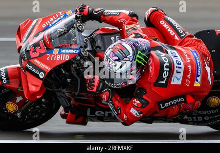 Ducati Lenovo's Enea Bastianini durante le prove libere due davanti al Monster Energy British Grand Prix 2023 a Silverstone, Towcester. Data immagine: Venerdì 4 agosto 2023. Foto Stock