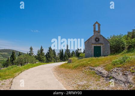 La chiesa di San Giacobbe e San Filippo fuori dalla città di Nerezisca sull'isola di Brac, Croazia. Si chiama Crkva SV Jakov i Filip in croato Foto Stock