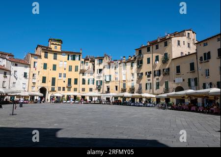 Plaza del Amphitheatre ha un grande anello circolare a forma di anfiteatro romano del II secolo d.C., per lo più circondato da una varietà di ristoranti Foto Stock