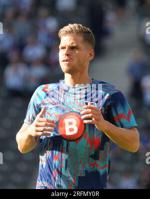 Berlino, Germania. 4 agosto 2023. Calcio: 2. Bundesliga, Hertha BSC - SV Wehen Wiesbaden, Matchday 2, Olympiastadion, Hertha's Florian Niederlechner corre attraverso il campo prima della partita. Una lettera bianca B è visibile sulla sua maglia. Credito: Soeren Stache/dpa - NOTA IMPORTANTE: Conformemente ai requisiti della DFL Deutsche Fußball Liga e della DFB Deutscher Fußball-Bund, è vietato utilizzare o far utilizzare fotografie scattate nello stadio e/o della partita sotto forma di immagini di sequenza e/o serie di foto simili a video./dpa/Alamy Live News Foto Stock