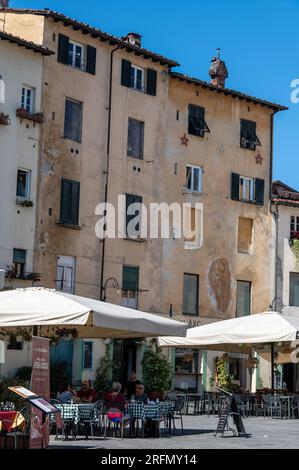 Plaza del Amphitheatre ha un grande anello circolare a forma di anfiteatro romano del II secolo d.C., per lo più circondato da una varietà di ristoranti Foto Stock