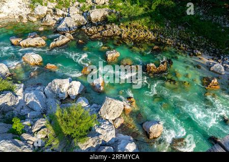 Fiume Soca dalle acque turchesi cristalline in Slovenia, vicino a Kobarid e Bovec, famoso per le attività sportive di rafting e kayak Foto Stock