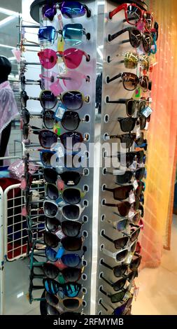 18-10-2021 Indore, M.P. India. Molti occhiali da sole sono esposti nel negozio. Occhiali da sole alla moda in negozio Foto Stock