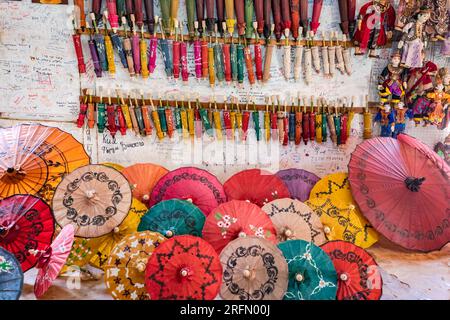 Mostra di ombrelloni di carta fatti a mano in una piccola manifattura artigianale a Pindaya, Myanmar Foto Stock