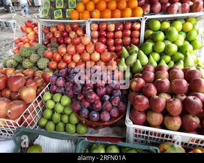 21-09-2021 Indore, M.P. India. Fondo frutta nelle scatole esposto al mercato Foto Stock