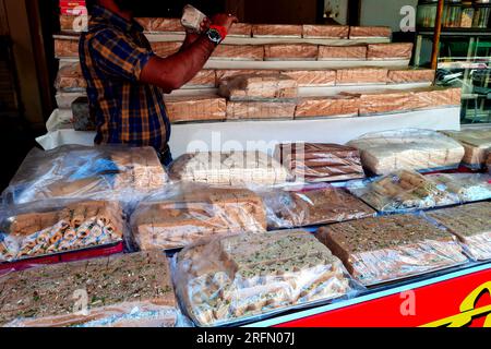 21-10-2021 Indore, M.P. India, immagine di Sweet mart nel mercato di strada indiano Foto Stock