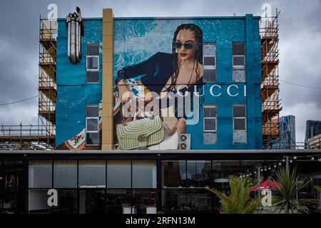 Gucci Mural Ely's Yard nell'Old Truman Brewery, nei pressi di Brick Lane East London. Gucci Mural Advert London. Campagna Gucci Summer 2023. Gucci Artwall. Foto Stock