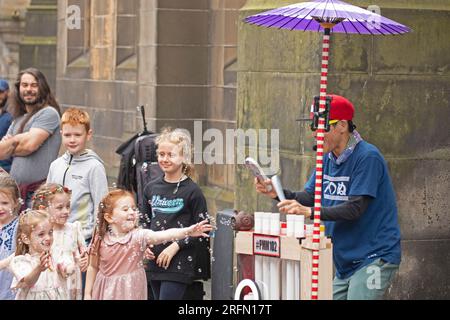 Royal Mile, High Street, Scozia, Regno Unito. 4 agosto 2023. Edinburgh Fringe 2023 inizia nel centro della città con varie piazzole in giro per la città per i performer di strada per intrattenere il pubblico. Nella foto: #PMM102 intrattiene i bambini con una macchina per le bolle nelle alcove. Credito: AWhite/alamy live news. Foto Stock