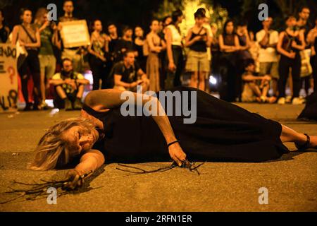 Palermo, Italia. 3 agosto 2023. I manifestanti si esibiscono durante la manifestazione. Marcia per le vittime che hanno perso la vita negli incendi che hanno devastato i sobborghi e le montagne di Palermo una settimana fa. Dopo un'assemblea di due giorni prima, i cittadini hanno organizzato una manifestazione nel centro della città per chiedere alle istituzioni di intraprendere azioni per prevenire gli incendi e soprattutto contro i responsabili delle catastrofi che si ripetono ogni anno con maggiore gravità. Una performance per sensibilizzare i partecipanti ha concluso l'evento. (Immagine di credito: © Antonio Cascio/SOPA Images via ZUMA Press Foto Stock