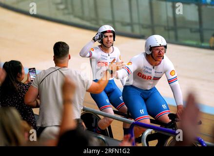 Il britannico Neil Fachie e il pilota Matt Rotherham celebrano la vittoria dell'oro nella finale maschile B 1km Time Trial durante il secondo giorno dei Campionati del mondo di ciclismo UCI 2023 al Sir Chris Hoy Velodrome di Glasgow. Data immagine: Venerdì 4 agosto 2023. Foto Stock