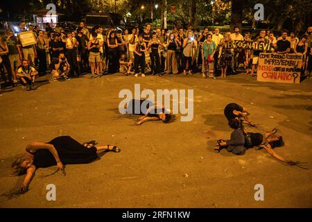 Palermo, Italia. 3 agosto 2023. I manifestanti si esibiscono durante la manifestazione. Marcia per le vittime che hanno perso la vita negli incendi che hanno devastato i sobborghi e le montagne di Palermo una settimana fa. Dopo un'assemblea di due giorni prima, i cittadini hanno organizzato una manifestazione nel centro della città per chiedere alle istituzioni di intraprendere azioni per prevenire gli incendi e soprattutto contro i responsabili delle catastrofi che si ripetono ogni anno con maggiore gravità. Una performance per sensibilizzare i partecipanti ha concluso l'evento. (Immagine di credito: © Antonio Cascio/SOPA Images via ZUMA Press Foto Stock