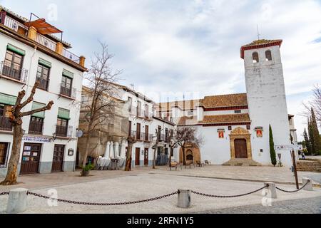 Granada, Spagna - 22 febbraio 2022: Chiesa di San Nicolas presso Piazza Mirador del San Nicolas ad Albaicin, Granada, Spagna. Foto Stock