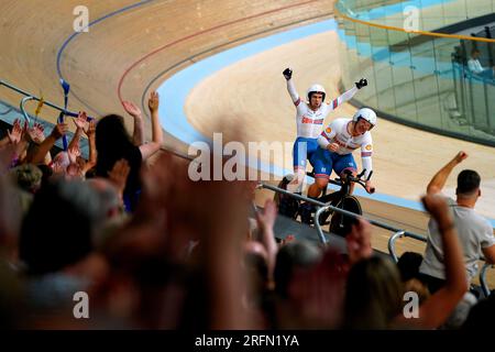 Il britannico Neil Fachie e il pilota Matt Rotherham celebrano la vittoria dell'oro nella finale maschile B 1km Time Trial durante il secondo giorno dei Campionati del mondo di ciclismo UCI 2023 al Sir Chris Hoy Velodrome di Glasgow. Data immagine: Venerdì 4 agosto 2023. Foto Stock