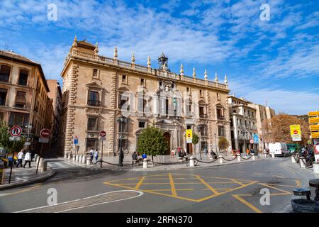 Granada, Spagna - 24 febbraio 2022: La Corte Suprema dell'Andalusia si trova in Plaza Nueva a Granada, Spagna. Foto Stock