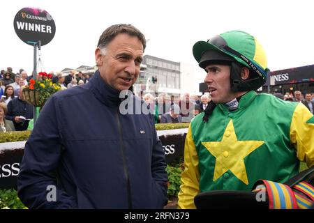 L'allenatore vincitore Henry De Bromhead e il fantino Darragh o'Keeffe dopo aver vinto il Guinness Galway Blazers handicap Chase con Toss di nuovo durante il quinto giorno del Galway Races Summer Festival all'ippodromo di Galway. Data immagine: Venerdì 4 agosto 2023. Foto Stock