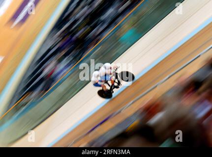 Il britannico Neil Fachie e il pilota Matt Rotherham in azione nella finale maschile B 1km Time Trial durante la seconda giornata dei Campionati del mondo di ciclismo UCI 2023 al Sir Chris Hoy Velodrome di Glasgow. Data immagine: Venerdì 4 agosto 2023. Foto Stock