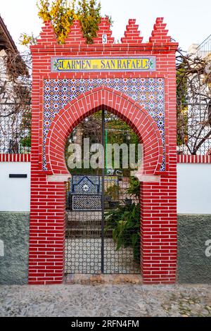 Granada, Spagna - 23 febbraio 2022: Architettura generica e vista sulla strada nella storica città di Granada nella regione Autonoma dell'Andalusia, Spai Foto Stock