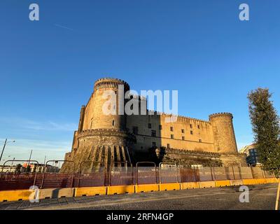 Napoli - 11 aprile 2022: Castel nuovo o maschio Angioino è un castello medievale situato di fronte a Piazza Municipio e al municipio di Napoli Foto Stock