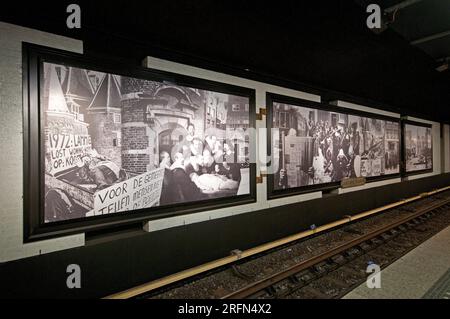 Vecchie foto in bianco e nero alla stazione della metropolitana Nieuwmarkt, Amsterdam, Paesi Bassi Foto Stock