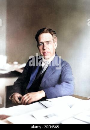 Niels Bohr. Ritratto del fisico danese Niels Henrik David Bohr (1885-1962) seduto nel suo ufficio presso l'Istituto di fisica teorica dell'Università di Copenaghen (UITF - Universitetets Institut for Teoretisk Fysik) di Copenhagen, Danimarca, nel 1926. Foto Stock