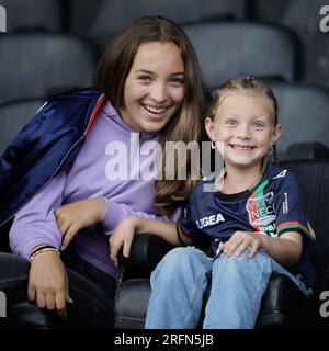 Nijmegen, Paesi Bassi. 4 agosto 2023. NIJMEGEN, PAESI BASSI - 4 AGOSTO: Tifosi del NEC Nijmegen durante l'amichevole pre-stagionale tra NEC Nijmegen e Venezia FC allo Stadion De Goffert il 4 agosto 2023 a Nijmegen, Paesi Bassi (foto di Broer van den Boom/Orange Pictures) credito: Orange Pics BV/Alamy Live News Foto Stock