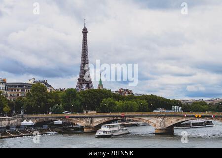 Parigi, Francia: Vista sulla Senna. Torre Eiffel sullo sfondo Foto Stock