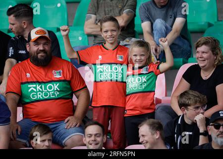 Nijmegen, Paesi Bassi. 4 agosto 2023. NIJMEGEN, PAESI BASSI - 4 AGOSTO: Tifosi del NEC Nijmegen durante l'amichevole pre-stagionale tra NEC Nijmegen e Venezia FC allo Stadion De Goffert il 4 agosto 2023 a Nijmegen, Paesi Bassi (foto di Broer van den Boom/Orange Pictures) credito: Orange Pics BV/Alamy Live News Foto Stock