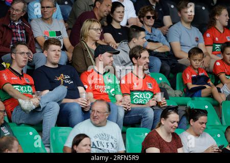 Nijmegen, Paesi Bassi. 4 agosto 2023. NIJMEGEN, PAESI BASSI - 4 AGOSTO: Tifosi del NEC Nijmegen durante l'amichevole pre-stagionale tra NEC Nijmegen e Venezia FC allo Stadion De Goffert il 4 agosto 2023 a Nijmegen, Paesi Bassi (foto di Broer van den Boom/Orange Pictures) credito: Orange Pics BV/Alamy Live News Foto Stock