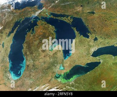 Una massiccia fioritura di alghe (verde) colora il lago Erie (a destra), mentre i sedimenti di tempesta (blu) colorano il lago Michigan (a sinistra) e il lago Huron (al centro) in questa immagine satellitare dei grandi Laghi catturata dal Moderate Resolution Imaging Spectroradiometer (MODIS) il 9 ottobre 2011. Foto Stock