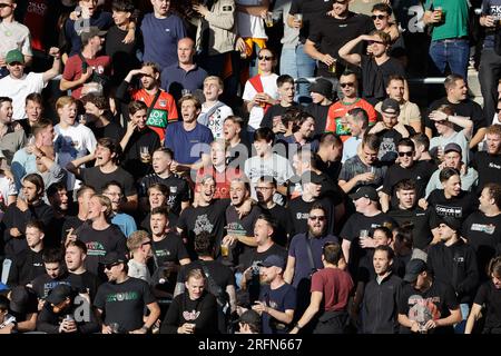 Nijmegen, Paesi Bassi. 4 agosto 2023. NIJMEGEN, PAESI BASSI - 4 AGOSTO: Tifosi del NEC Nijmegen durante l'amichevole pre-stagionale tra NEC Nijmegen e Venezia FC allo Stadion De Goffert il 4 agosto 2023 a Nijmegen, Paesi Bassi (foto di Broer van den Boom/Orange Pictures) credito: Orange Pics BV/Alamy Live News Foto Stock