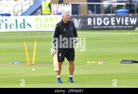 Hove UK 4 agosto 2023 - il capo-allenatore del Sussex Paul Farbrace durante la partita di cricket della Metro Bank One Day Cup tra Sussex Sharks e Durham al 1st Central County Ground di Hove : Credit Simon Dack /TPI/ Alamy Live News Foto Stock