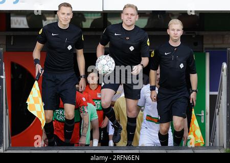 Nijmegen, Paesi Bassi. 4 agosto 2023. NIJMEGEN, PAESI BASSI - 4 AGOSTO: Assistente arbitro M. Ribbing, arbitro Alex Bos, D. Kempinga che entra in campo durante l'amichevole pre-stagionale tra NEC Nijmegen e Venezia FC allo Stadion De Goffert il 4 agosto 2023 a Nijmegen, Paesi Bassi (foto di Broer van den Boom/Orange Pictures) credito: Orange Pics BV/Alamy Live News Foto Stock