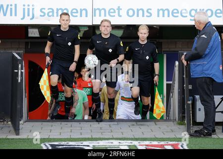 Nijmegen, Paesi Bassi. 4 agosto 2023. NIJMEGEN, PAESI BASSI - 4 AGOSTO: Assistente arbitro M. Ribbing, arbitro Alex Bos, D. Kempinga che entra in campo durante l'amichevole pre-stagionale tra NEC Nijmegen e Venezia FC allo Stadion De Goffert il 4 agosto 2023 a Nijmegen, Paesi Bassi (foto di Broer van den Boom/Orange Pictures) credito: Orange Pics BV/Alamy Live News Foto Stock