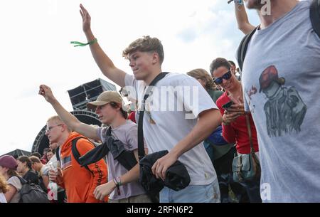 Raine le Comte, Belgio. 4 agosto 2023. L'immagine mostra i fan durante il primo giorno del festival musicale "Ronquieres Festival" di Ronquieres, venerdì 4 agosto 2023. Quest'edizione del festival si svolge dal 4 al 6 agosto. BELGA PHOTO ANTHONY MALAGOLI Credit: Belga News Agency/Alamy Live News Foto Stock