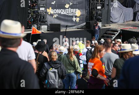 Raine le Comte, Belgio. 4 agosto 2023. L'immagine mostra i fan durante il primo giorno del festival musicale "Ronquieres Festival" di Ronquieres, venerdì 4 agosto 2023. Quest'edizione del festival si svolge dal 4 al 6 agosto. BELGA PHOTO ANTHONY MALAGOLI Credit: Belga News Agency/Alamy Live News Foto Stock