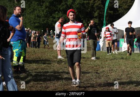 Raine le Comte, Belgio. 4 agosto 2023. L'immagine mostra i fan durante il primo giorno del festival musicale "Ronquieres Festival" di Ronquieres, venerdì 4 agosto 2023. Quest'edizione del festival si svolge dal 4 al 6 agosto. BELGA PHOTO ANTHONY MALAGOLI Credit: Belga News Agency/Alamy Live News Foto Stock