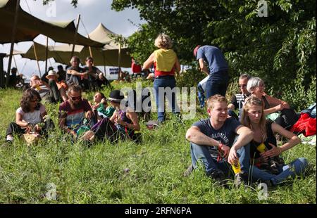 Raine le Comte, Belgio. 4 agosto 2023. L'immagine mostra i fan durante il primo giorno del festival musicale "Ronquieres Festival" di Ronquieres, venerdì 4 agosto 2023. Quest'edizione del festival si svolge dal 4 al 6 agosto. BELGA PHOTO ANTHONY MALAGOLI Credit: Belga News Agency/Alamy Live News Foto Stock