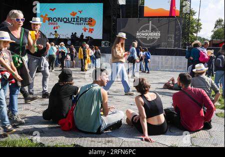 Raine le Comte, Belgio. 4 agosto 2023. L'immagine mostra i fan durante il primo giorno del festival musicale "Ronquieres Festival" di Ronquieres, venerdì 4 agosto 2023. Quest'edizione del festival si svolge dal 4 al 6 agosto. BELGA PHOTO ANTHONY MALAGOLI Credit: Belga News Agency/Alamy Live News Foto Stock