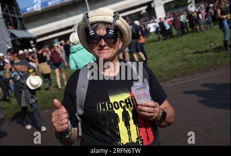 Raine le Comte, Belgio. 4 agosto 2023. L'immagine mostra un fan durante il primo giorno del festival musicale "Ronquieres Festival" a Ronquieres, venerdì 4 agosto 2023. Quest'edizione del festival si svolge dal 4 al 6 agosto. BELGA PHOTO ANTHONY MALAGOLI Credit: Belga News Agency/Alamy Live News Foto Stock