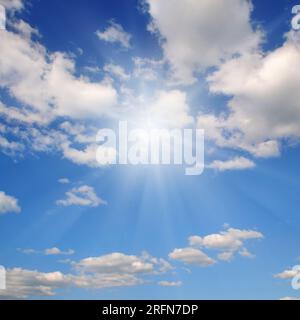 Couds nel cielo blu. Il luminoso sole di mezzogiorno illumina lo spazio Foto Stock