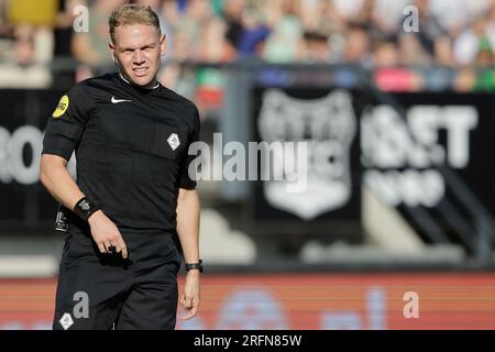 Nijmegen, Paesi Bassi. 4 agosto 2023. NIJMEGEN, PAESI BASSI - 4 AGOSTO: L'arbitro Alex Bos guarda la partita amichevole pre-stagionale tra NEC Nijmegen e Venezia FC allo Stadion De Goffert il 4 agosto 2023 a Nijmegen, Paesi Bassi (foto di Broer van den Boom/Orange Pictures) credito: Orange Pics BV/Alamy Live News Foto Stock