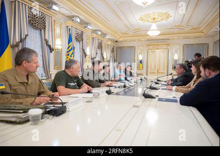 Kiev, Ucraina. 4 agosto 2023. Il presidente ucraino Volodymyr Zelenskyy, centro di sinistra, parla durante un incontro bilaterale con l'ex governatore del New Jersey Chris Christie, destra, centro, al Palazzo Mariinskyi, il 4 agosto 2023 a Kiev, Ucraina. Credito: Ufficio stampa presidenziale ucraino/presidenza Ucraina/Alamy Live News Foto Stock